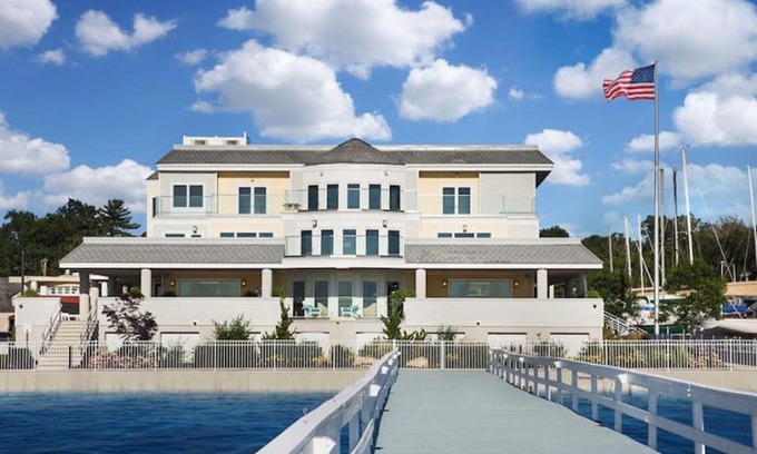 Port Washington Hotel | Fathoms Hotel & Marina