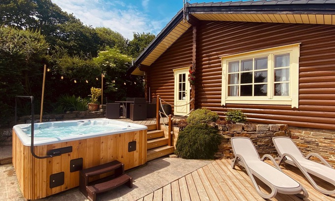 Bingley Cabin | Faweather Grange - 5 Star - Pet Friendly - Hot Tub - Scandinavian Log Cabin