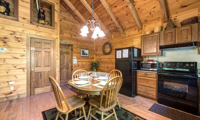 Gatlinburg - Pigeon Forge Cabin | Fawn Cabin by Jackson Mountain Rentals