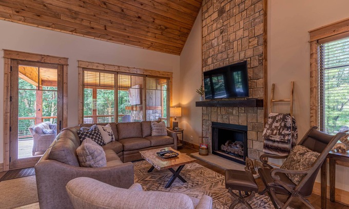 Elk Park House | Fawn Ridge at Eagles Nest - New home with hot tub!