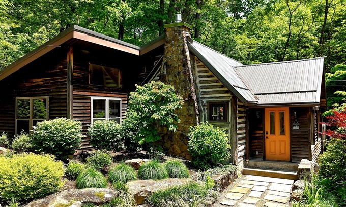 Farmington Cottage | Fayette Springs-Creek House-Enjoy this Spacious Cottage!