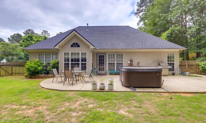 Fayetteville House | Fayetteville Retreat with Hot Tub and Fenced Yard