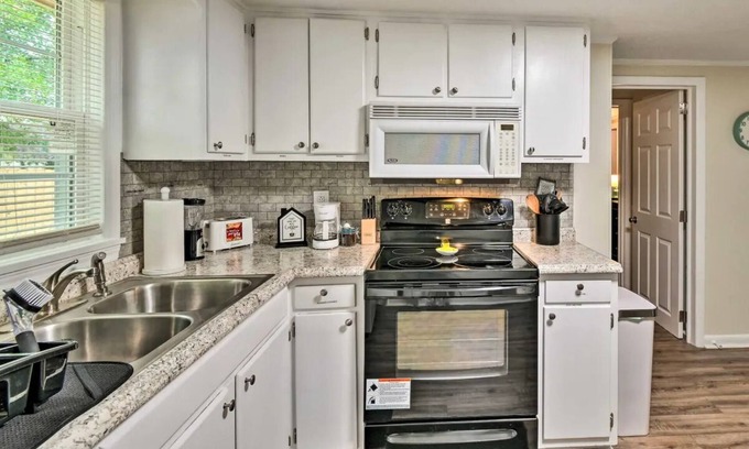 South View House | Fayetteville Vacation Home !