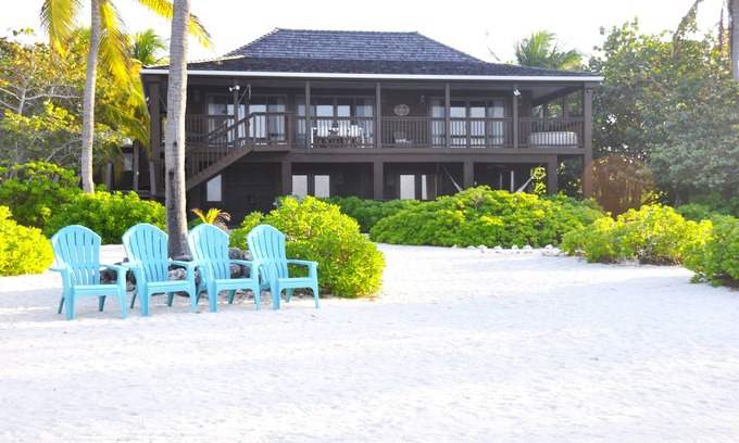 Tibbett's Turn Apartment | Featherstone - Downstairs Beach Front Apartment