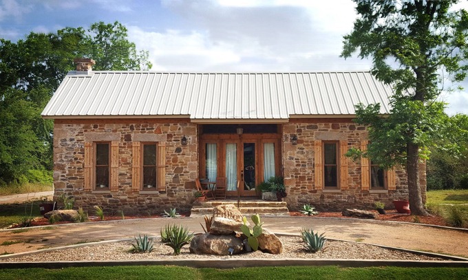 Mason House | Featured on HGTV! Fulton Guesthouse