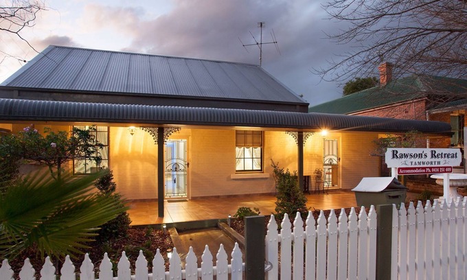 East Tamworth House | Federation 5 Bedroom Home - Walk to CBD - Full hot Breakfast provisions incl.