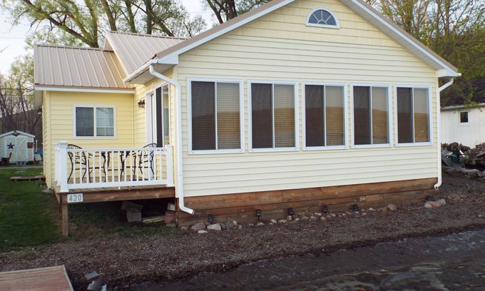 Town of Jerusalem Cottage | Feel Relaxed, Right On the Lake! Fall '25 and 2026 Booking!