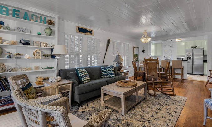 Laguna Beach Estates Cottage | Feeling Beachy Cottage, Sleeps 6, Steps away from the beach!