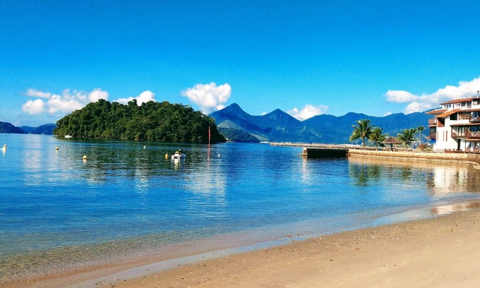 Bracui Apartment | FEET IN THE SAND! 40 m from the BEACH and with a beautiful view. Excellent apartment!