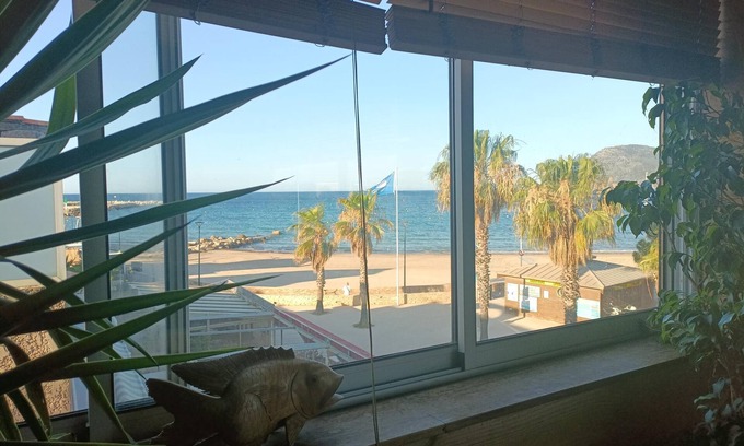 Les Sablettes Apartment | Feet in the water