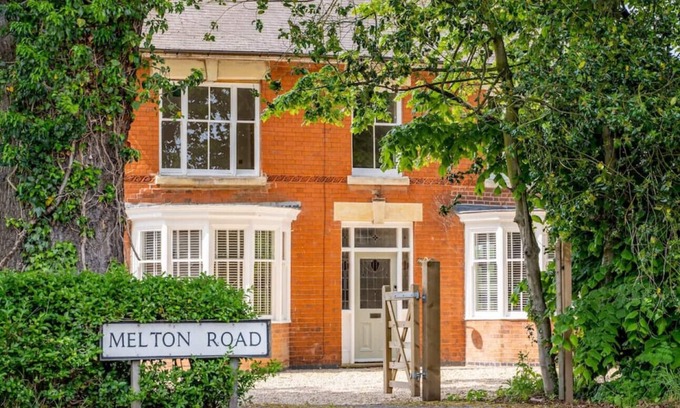 Leicester House | Felicity's House with Hot Tub!