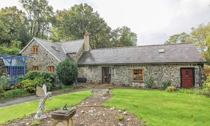 Bontnewydd House | Felin Iago