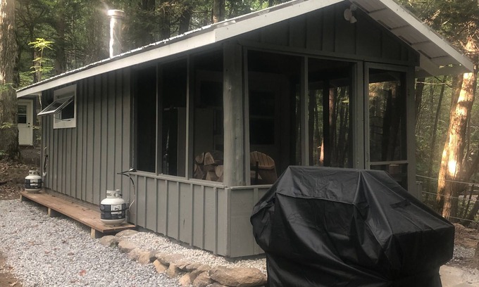 Port Hope Cabin | Felstead Farms Creekside Cabin