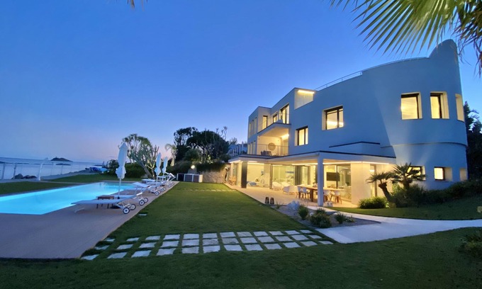 Sarroch Villa | Fenandgi: Luxury Hospitality at it's finest ! IUN Q1939 CIN: IT092066C2000Q1939