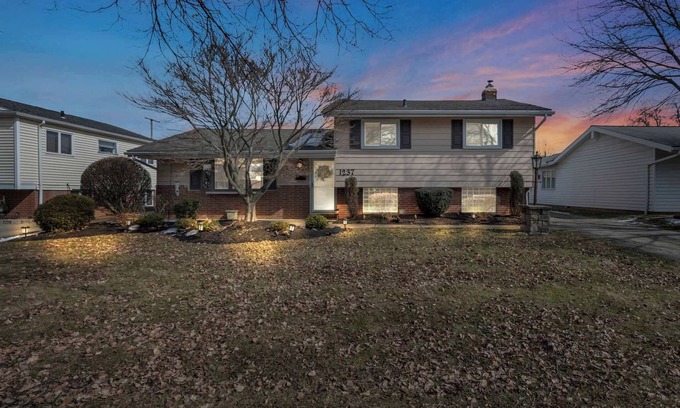 Mayfield Heights House | Fenced backyard - Pets OK - 3 Bd 3 Ba