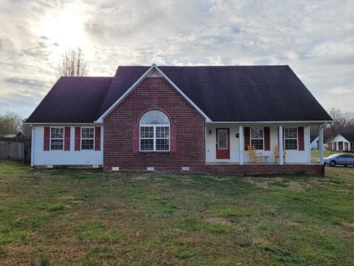 Baxter House | Fenced backyard! 6 miles to Cookeville Boat Dock!