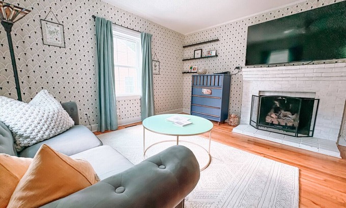 Old Irving Park House | Fenced Backyard- Family Games- Playstation 5! - Close to Downtown