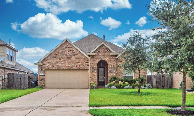 Cypress House | Fenced Backyard｜Pet Friendly｜Garage Access｜Single-Story｜Long-term Stay #41228