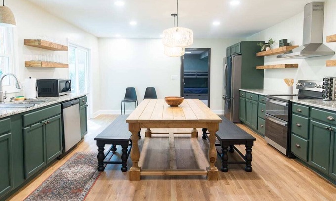 Wade Hampton House | Fenced In|10 Min To DT|Sleeps 14|Walk In Shower