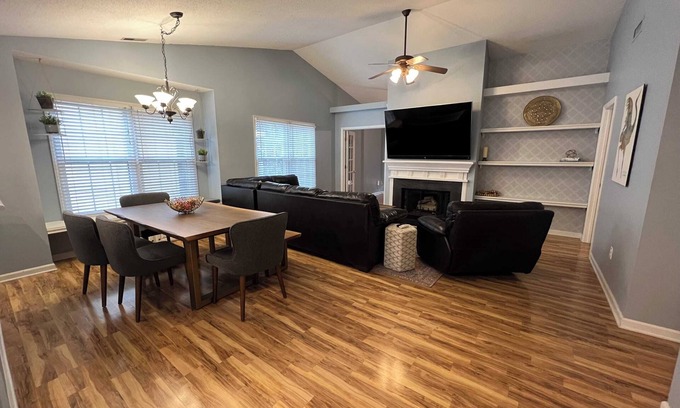 Evergreen House | Fenced In|Pet Friendly|King Bed|Heart of Cary