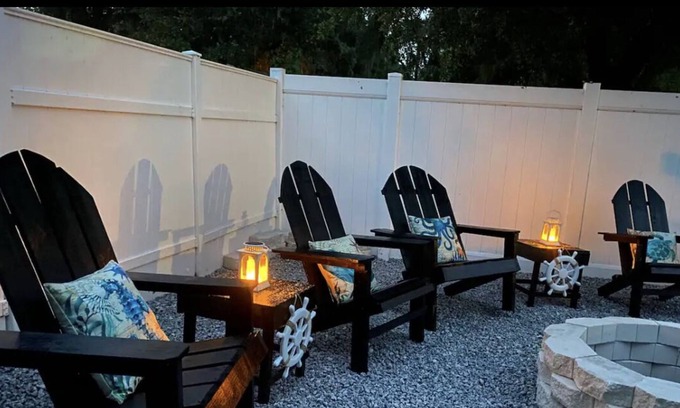 Bloomingdale House | Fenced in - Walk to Brandon boat ramp & 25 minutes to Busch Garden theme parks!