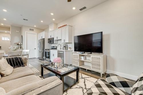 Roseville Apartment | Fenced-In Yard Apt 7 Mi to Westfield Galleria