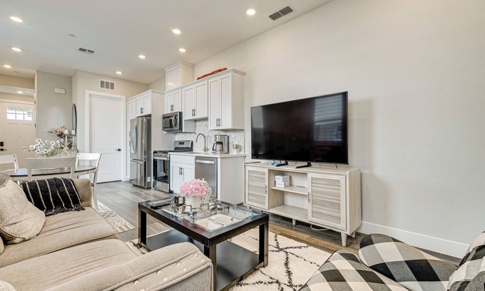 Roseville Apartment | Fenced-In Yard: Apt 7 Mi to Westfield Galleria