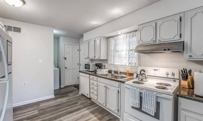 Parkway Village House | Fenced Yard, Centrally Located-Parkway Village Pad