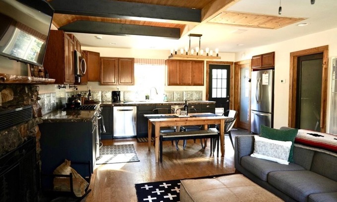 Big Bear Lake Cabin | Fenced yard, Dog friendly, Cozy Couple's Retreat, Walkable to Lake and Village
