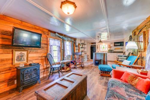 Madill House | Fenced Yard Quaint Cabin Near Lake Texoma!