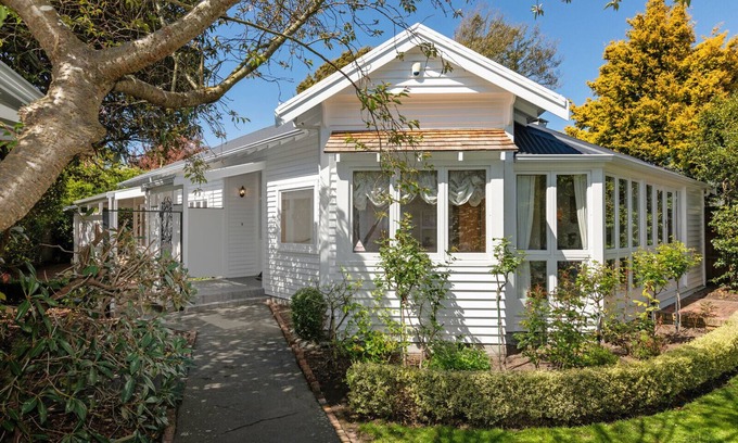 Fendalton Cottage | Fendalton Villa - Christchurch Holiday Home