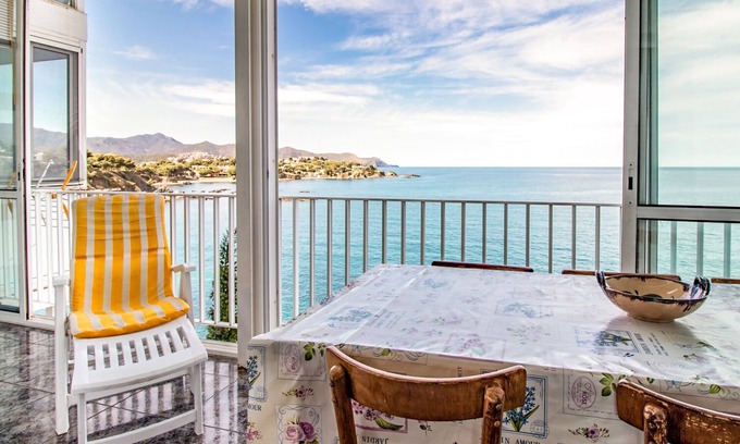 Llanca Apartment | Fener de Baix 81- Apartment right on the seafront