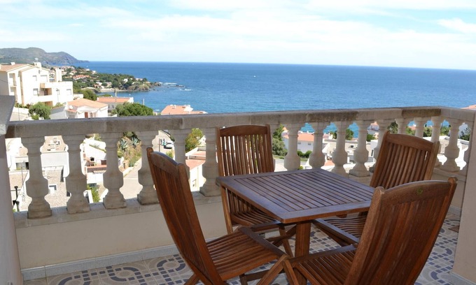 Llanca Apartment | FENER DE DALT 1 Magnificent apartment with community Pool