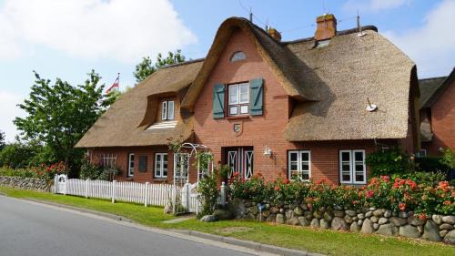 Oevenum Apartment | Ferien unterm Reetdach Whg 02