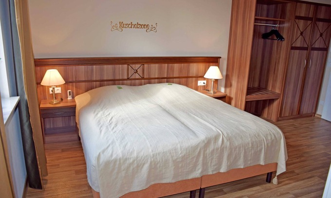 Rugen Island Apartment | Ferienappartement Abendrot mit Balkon und Kamin - Gutshaus-appartem. mit Kamin, Außenpool und tlw