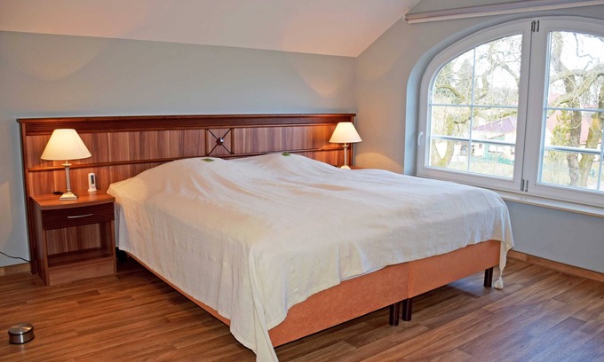 Rugen Island Apartment | Ferienappartement Polarstern mit Kamin - Manor house apartment with fireplace, outdoor pool