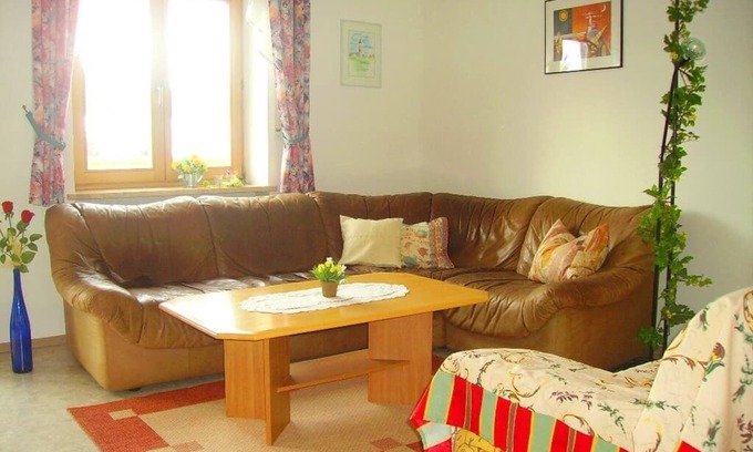 Friedenfels Apartment | Feriendomizil (55 m2) im Naturpark Steinwald mit Südbalkon und Kachelofen