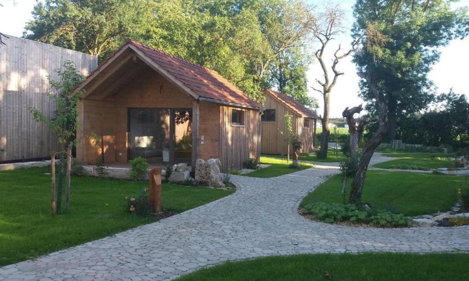 Burgsalach Hotel | Feriengarten mit Schlafhütten