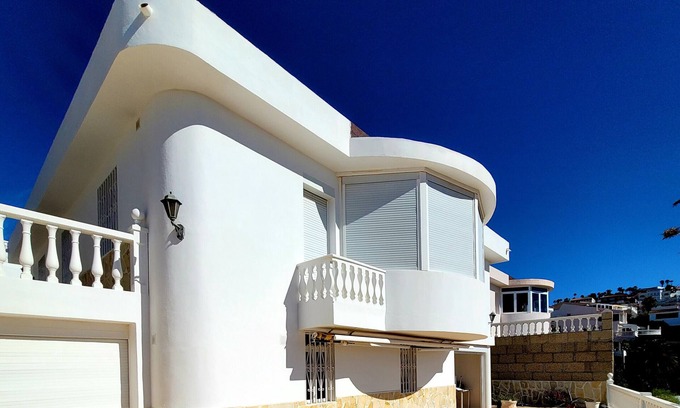 San Eugenio House | Ferienhaus El Musgo mit Meerblick und Pool