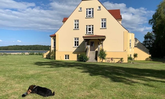 Grubnow Apartment | Ferienwohnung 1 direkt am Wasser im Gut Grubnow Rügen