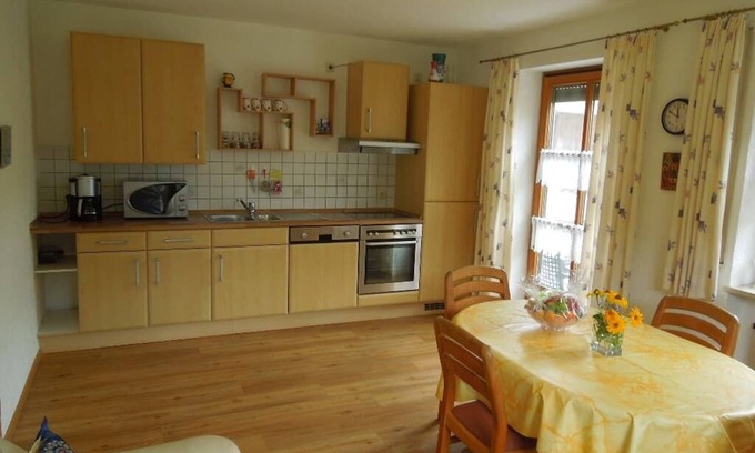 Neunburg vorm Wald Apartment | Ferienwohnung mit Grillmöglichkeit in Garten und viele Tiere am Hof für die Kinder