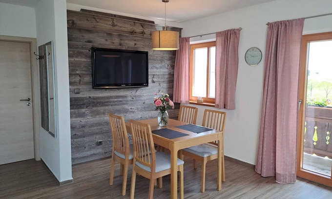 Bad Endorf Apartment | Ferienwohnung, 45 qm 2. Etage, 1 Separates Schlafzimmer