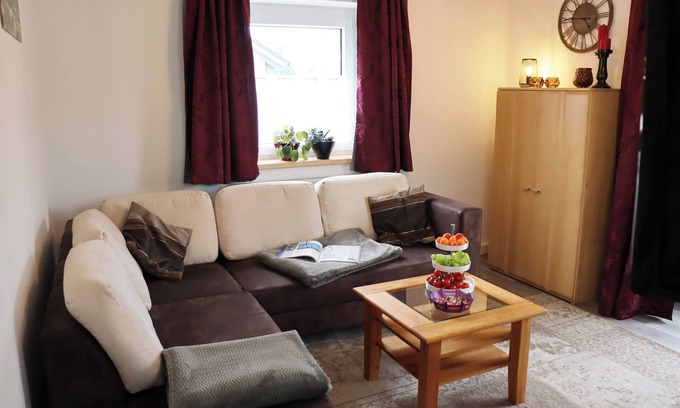 Traunreut Apartment | Ferienwohnung 55qm mit Balkon und Gartenblick