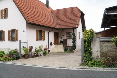 Dingolshausen Apartment | Ferienwohnung am Rathaus