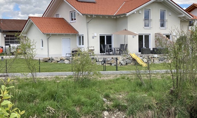 Oberhausen Apartment | Ferienwohnung an der Ach mit Großer Terrasse und Garten
