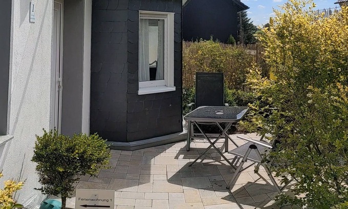 Hueckeswagen Apartment | Ferienwohnung auf dem Land 1-4 Personen, Eigener Eingang und Terasse