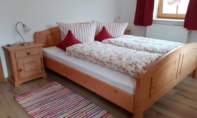 Grafenau Apartment | Ferienwohnung auf dem Bauernhof - zwei Schlafzimmer - Kinderland Bayerischer Wald