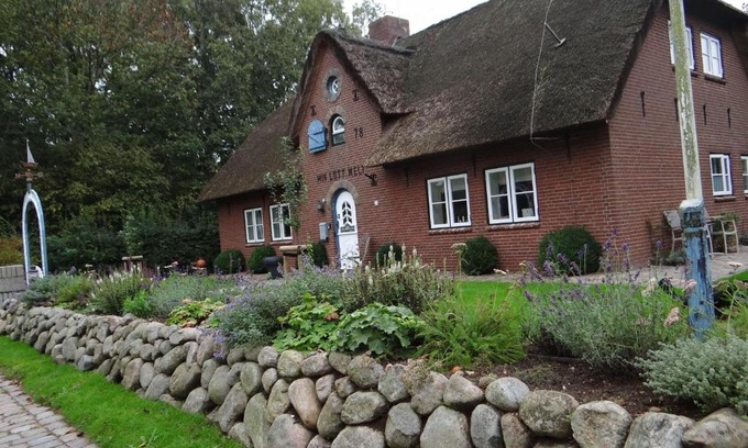 Welt Apartment | Ferienwohnung-DG-im-Reetdachhaus-im-Ort-Welt