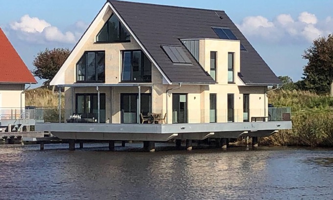 Harlesiel Apartment | Ferienwohnung Direkt auf dem Wasser mit Traumhaftem Blick auf den Yachthafen