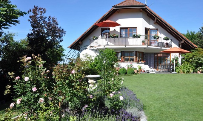Ebenweiler Apartment | Ferienwohnung im Rosengarten